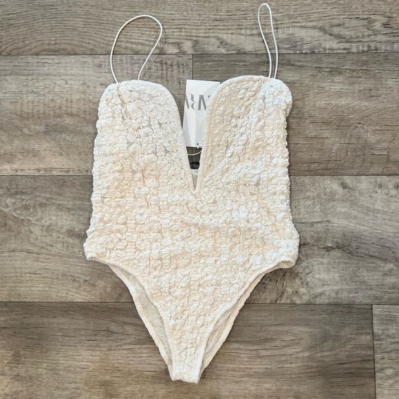 BLOGGER FAVE!!! ZARA Textured Bodysuit - Picture 2 of 16